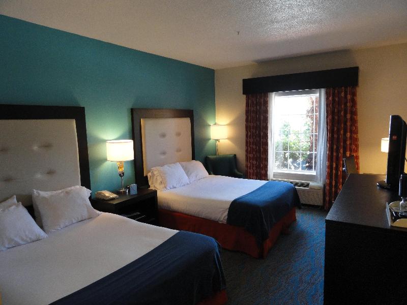 Holiday Inn Express and Suites Destin E Commons Ma