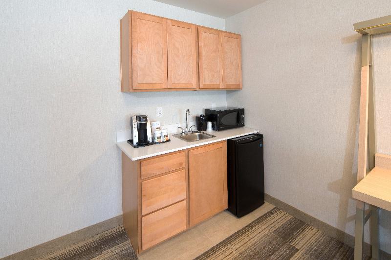 Holiday Inn Express and Suites Rochester Hills Det image
