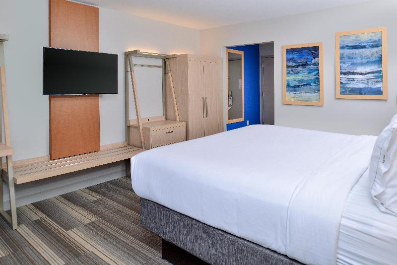 Holiday Inn Express and Suites Farmington Hills De photo 23
