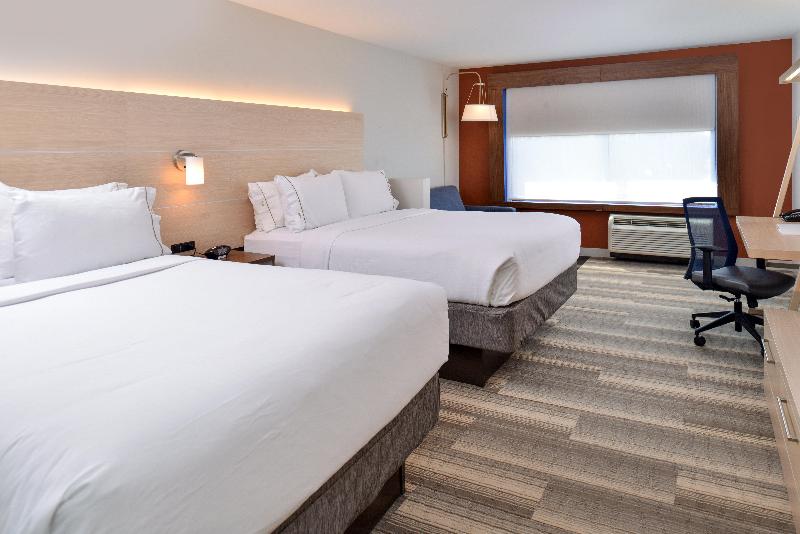 Holiday Inn Express and Suites Farmington Hills De photo 9
