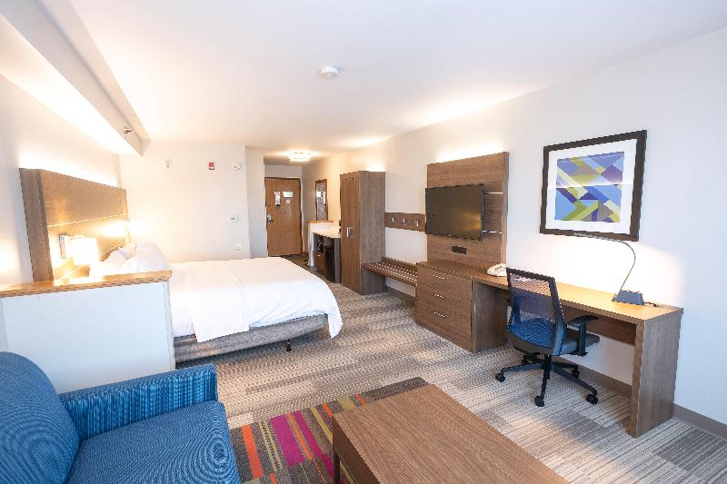 Holiday Inn Express and Suites Iron Mountain — photo 10