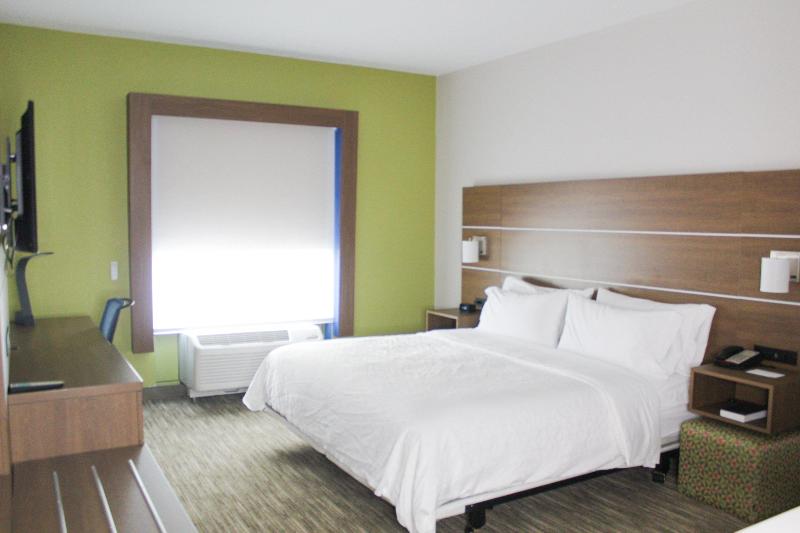 Holiday Inn Express & Suites Martinsville-Bloom 5