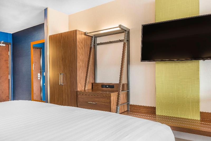 Holiday Inn Express & Suites Clarion By IHG image