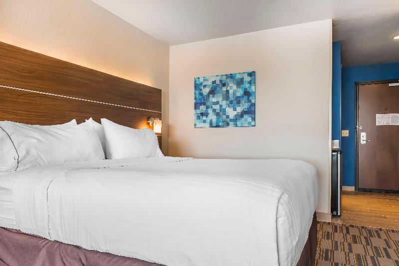 Holiday Inn Express & Suites Clarion By IHG image