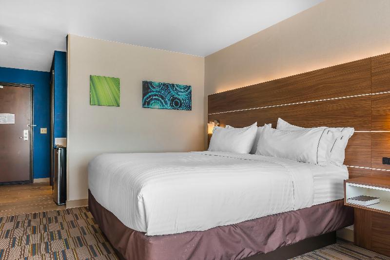 Holiday Inn Express & Suites Clarion By IHG image