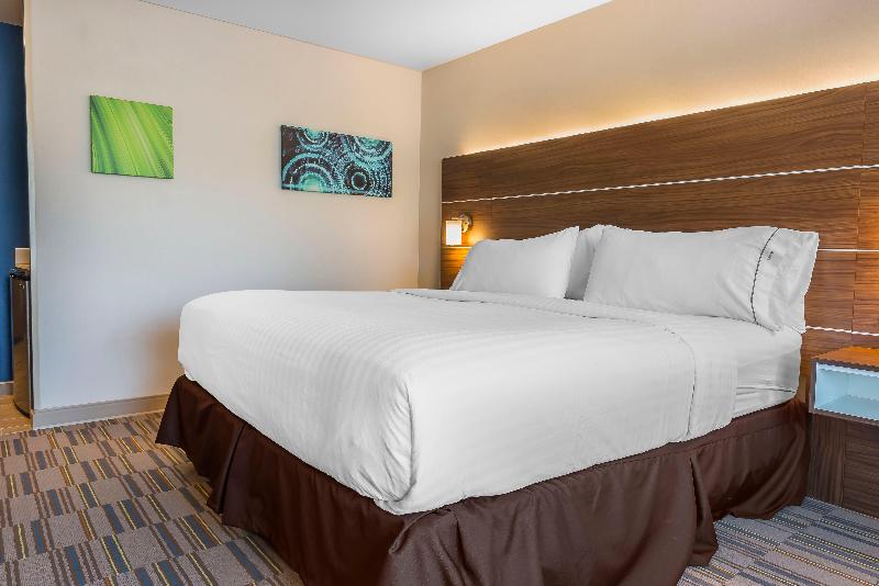 Holiday Inn Express & Suites Clarion By IHG image