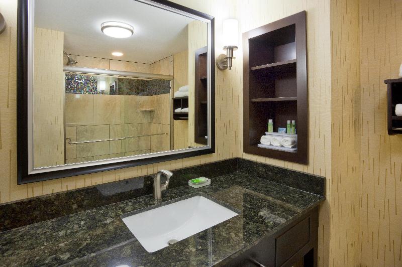 Holiday Inn Express & Suites Davenport photo 17