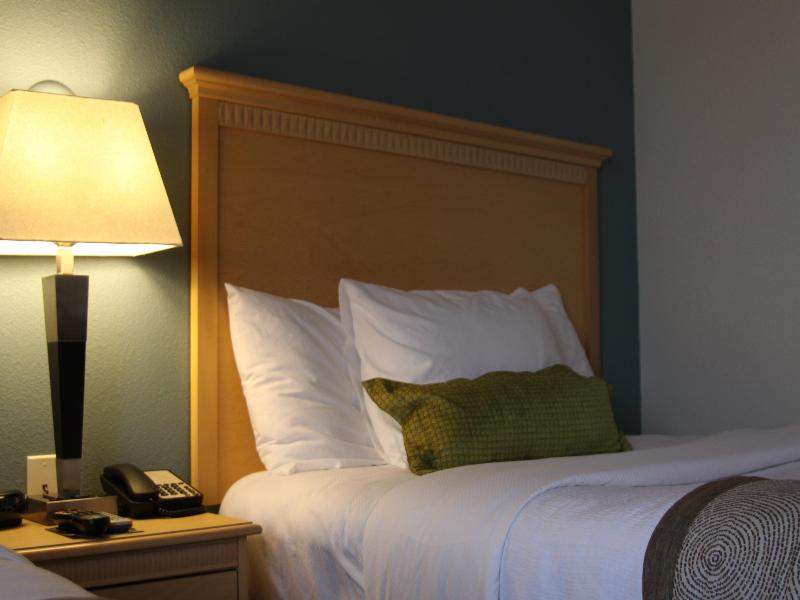 STUDIO QUEEN SIZE BED