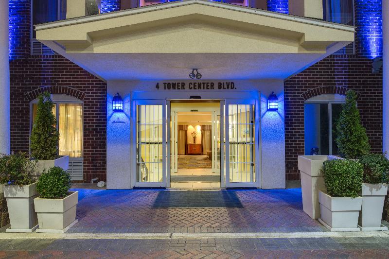 Holiday Inn Express and Suites Tower Center New Br