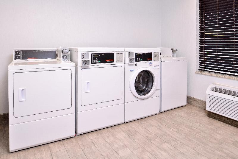 Holiday Inn Express and Suites Emporia Northwest