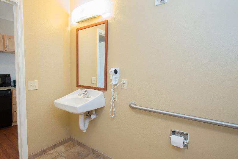 Candlewood Suites Minot image