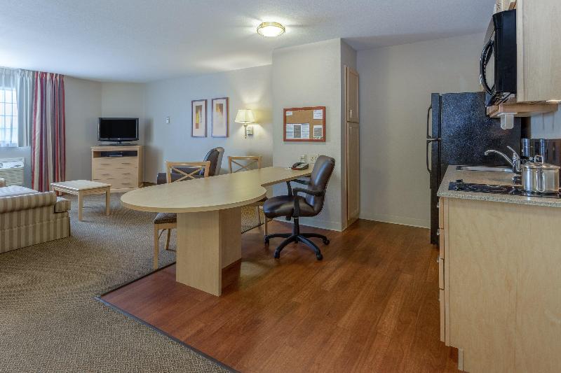 Candlewood Suites Minot image