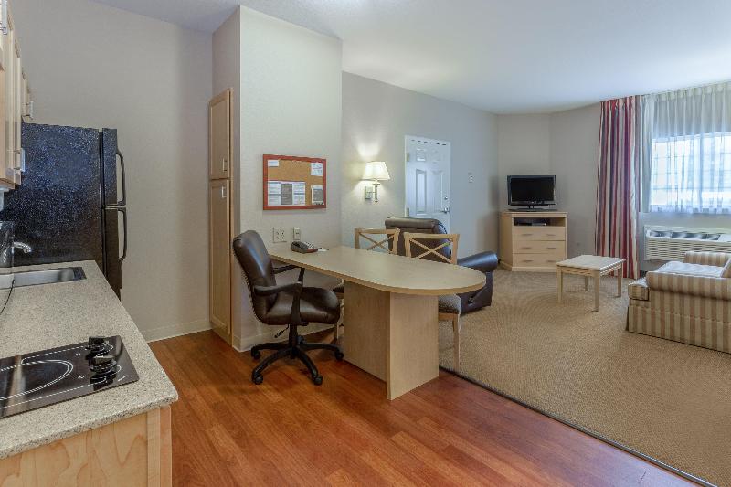 Candlewood Suites Minot image