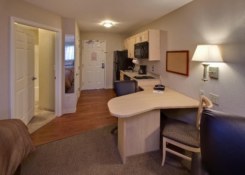 Candlewood Suites Minot image