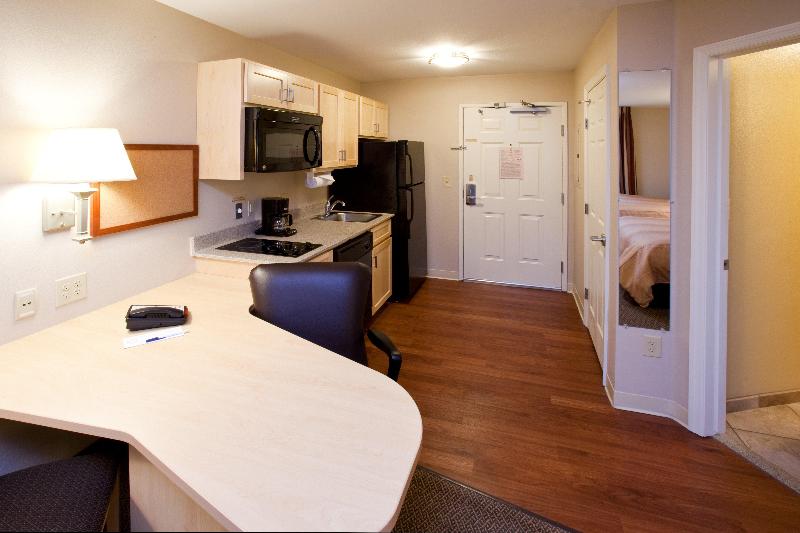 Candlewood Suites Minot image
