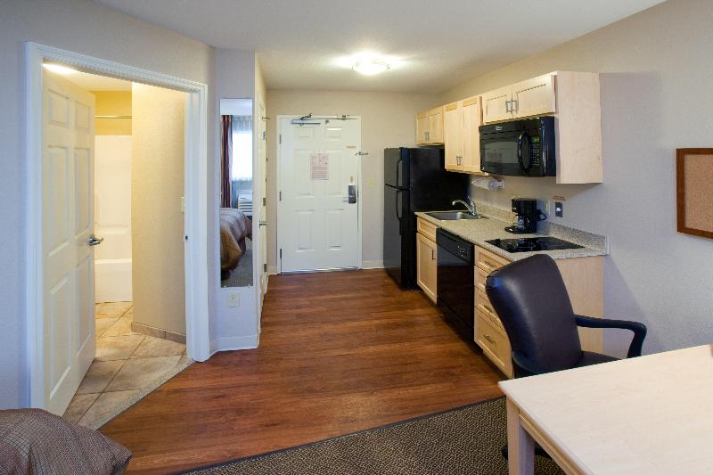 Candlewood Suites Minot image