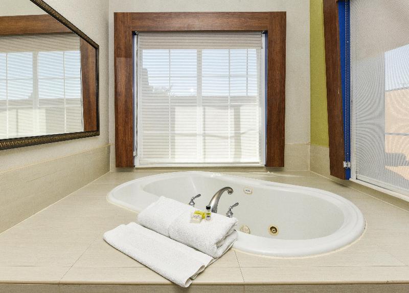 Holiday Inn Express and Suites Corona image