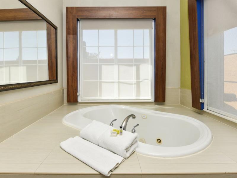 Holiday Inn Express and Suites Corona image