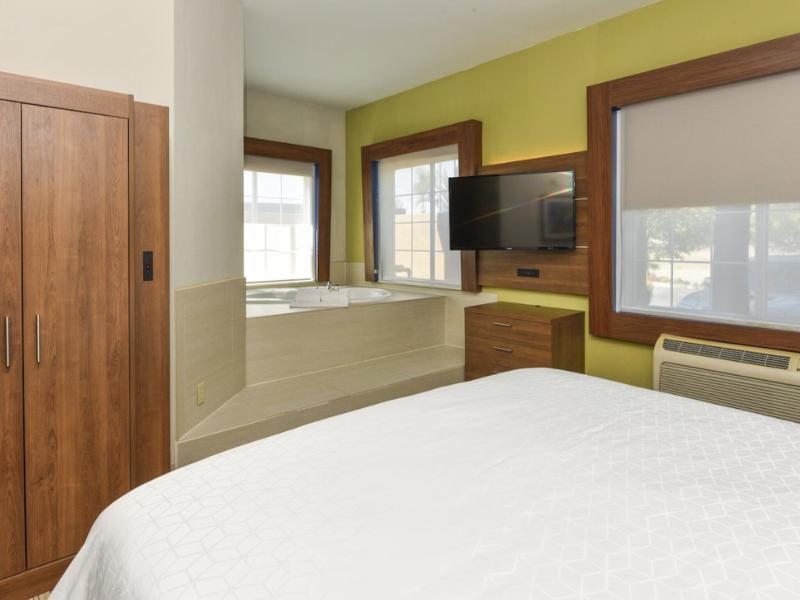 Holiday Inn Express and Suites Corona image