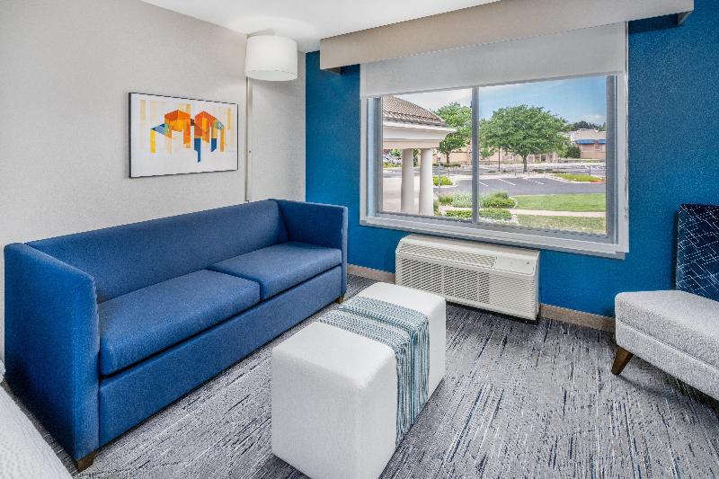 Holiday Inn Express and Suites Colorado Springs Fi image