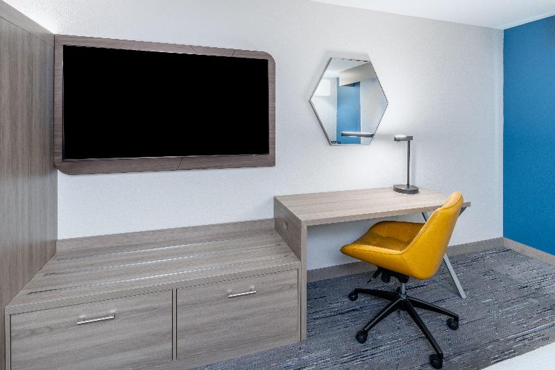 Holiday Inn Express and Suites Colorado Springs Fi image