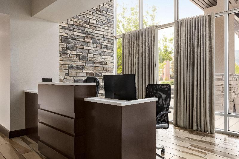 Holiday Inn Express Hotel and Suites Central COS image