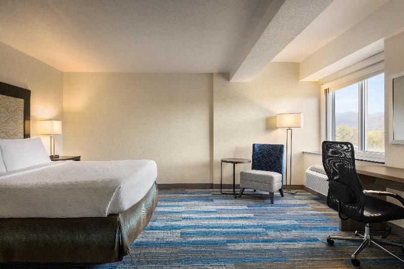 Holiday Inn Express Hotel and Suites Central COS image