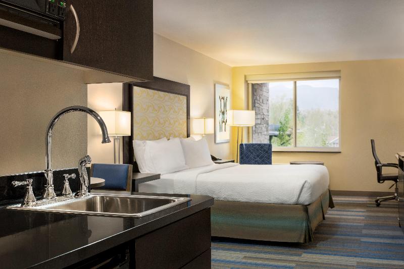 Holiday Inn Express Hotel and Suites Central COS image