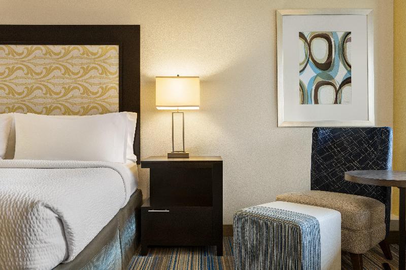 Holiday Inn Express Hotel and Suites Central COS image