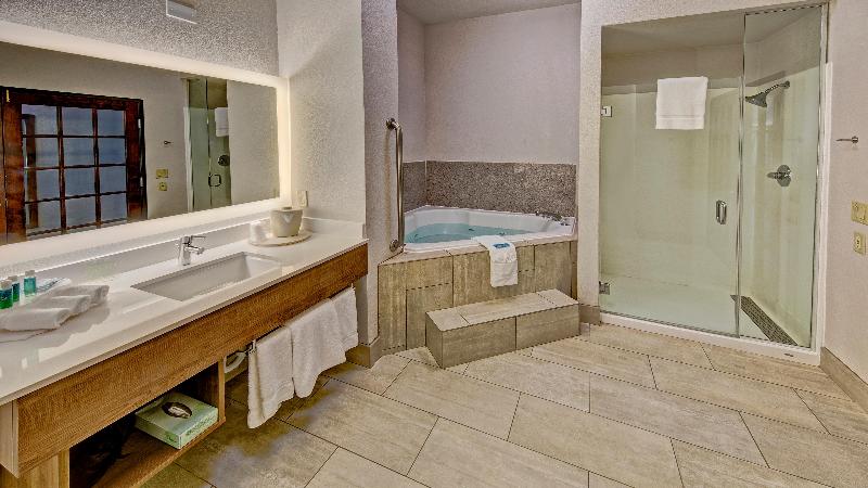 Holiday Inn Express & Suites Corsicana I-45 By IHG image
