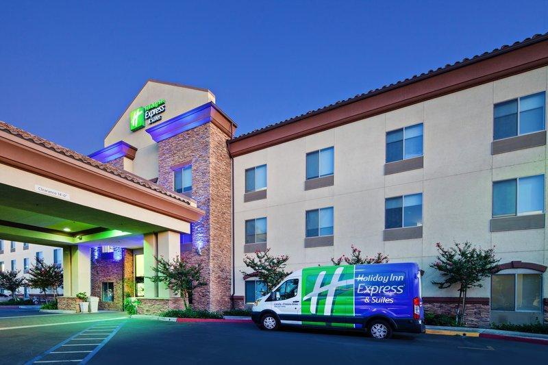 Holiday Inn Express and Suites Clovis Fresno Area