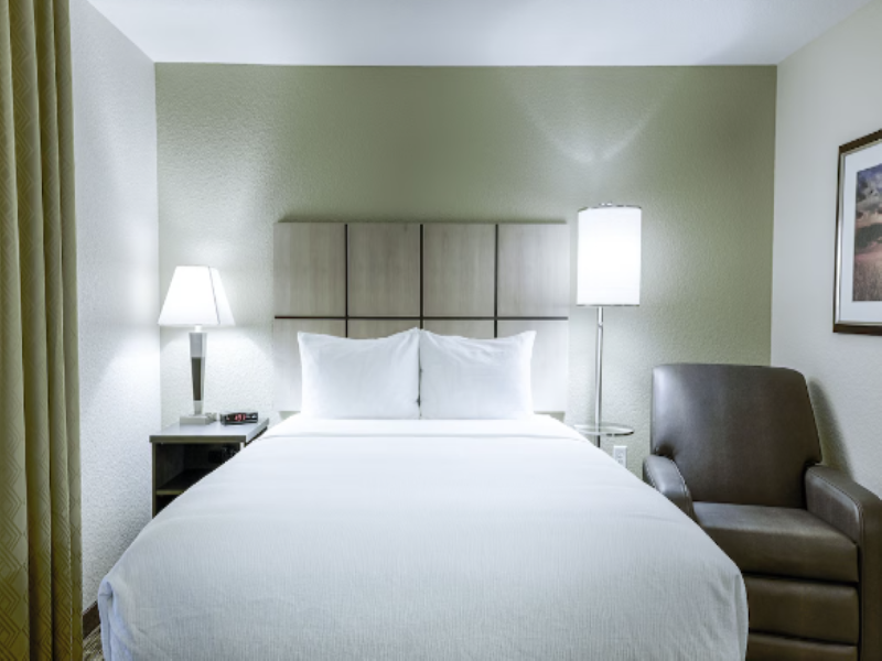 STUDIO Accessible-Queen Size Bed