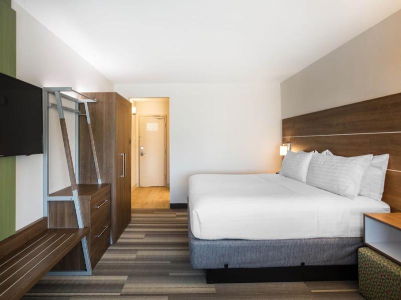 Holiday Inn Express & Suites Ludington By IHG image