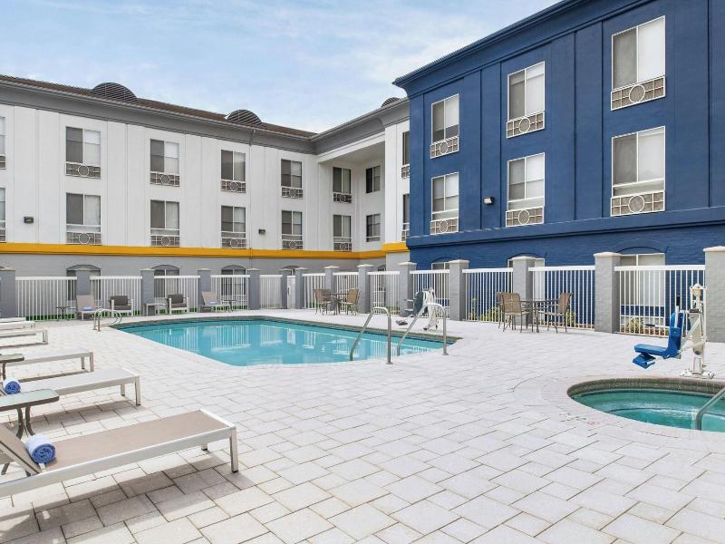 Holiday Inn Express and Suites Ontario Airport Mil image