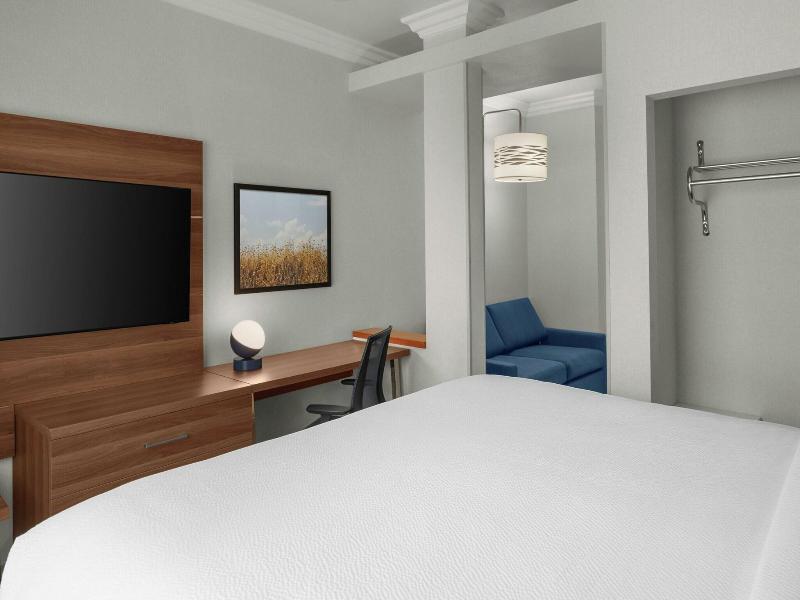 Holiday Inn Express and Suites Ontario Airport Mil image