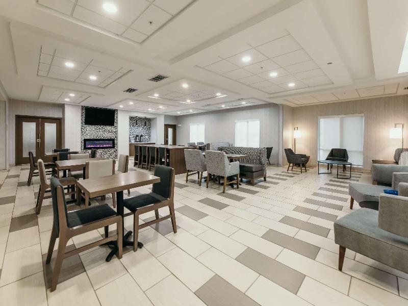 La Quinta Inn & Suites by Wyndham Ankeny IA / Des