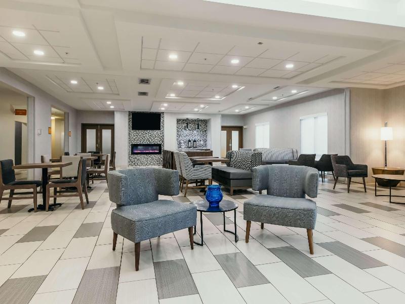 La Quinta Inn & Suites by Wyndham Ankeny IA / Des