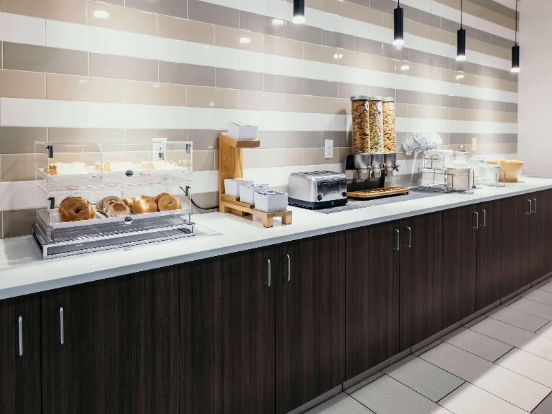 La Quinta Inn & Suites by Wyndham Ankeny IA / Des