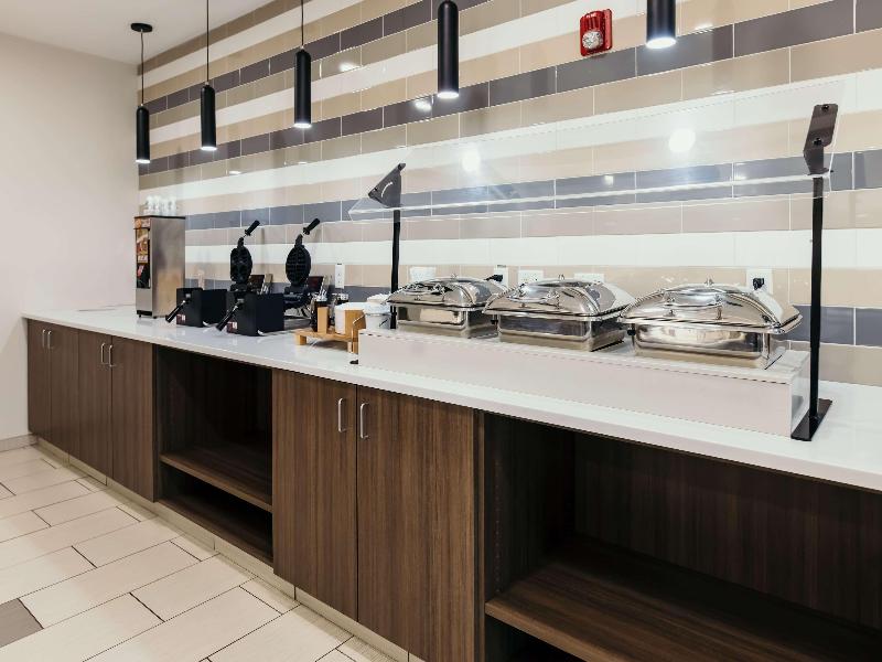 La Quinta Inn & Suites by Wyndham Ankeny IA / Des