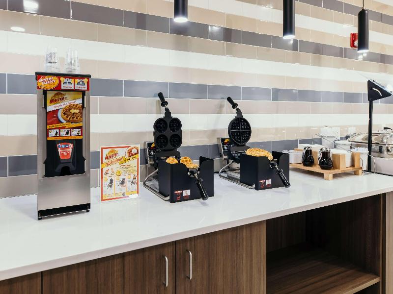 La Quinta Inn & Suites by Wyndham Ankeny IA / Des