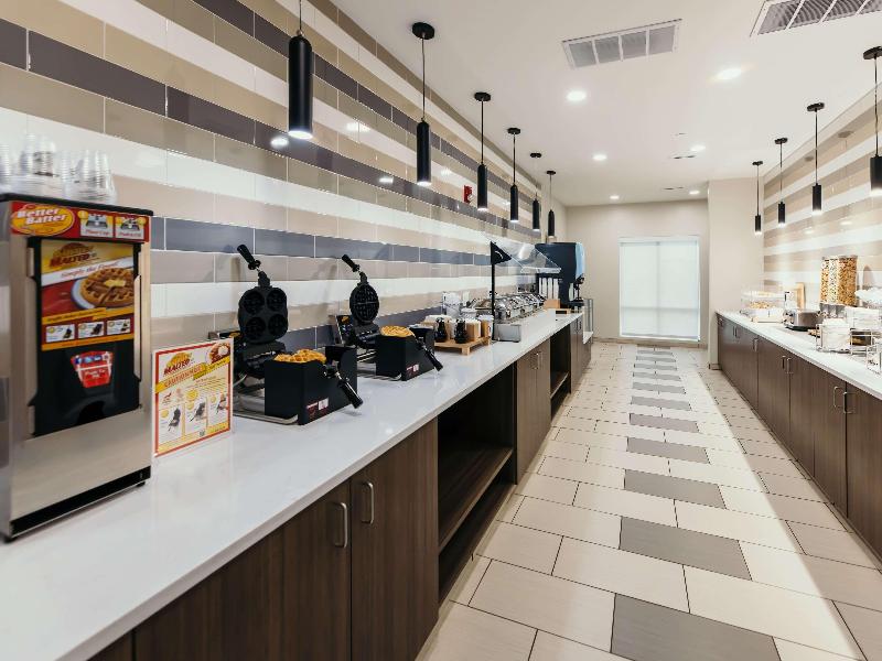 La Quinta Inn & Suites by Wyndham Ankeny IA / Des