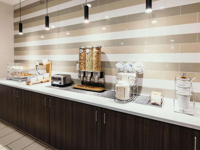 La Quinta Inn & Suites by Wyndham Ankeny IA / Des