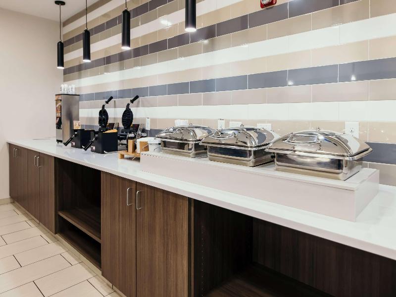 La Quinta Inn & Suites by Wyndham Ankeny IA / Des