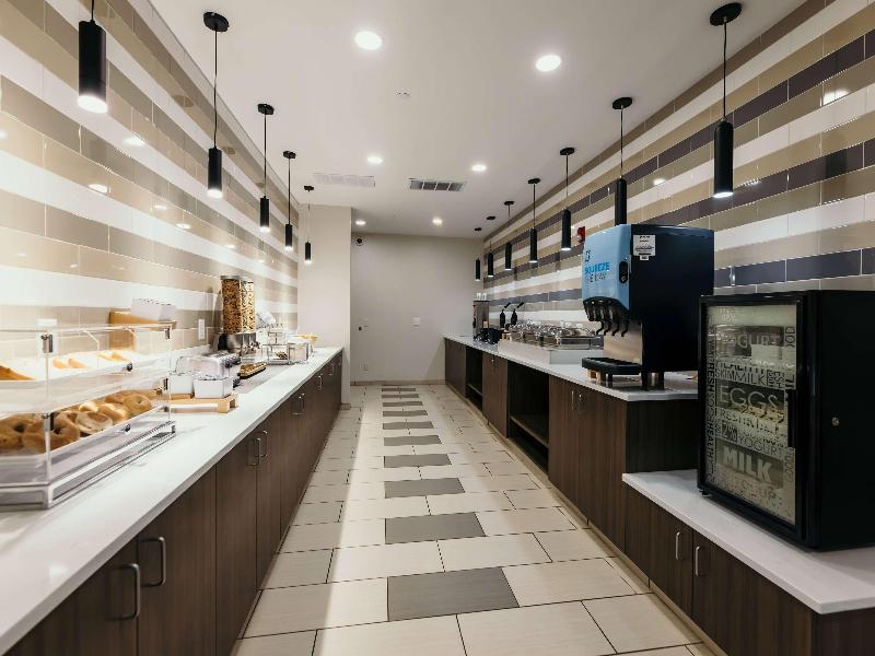 La Quinta Inn & Suites by Wyndham Ankeny IA / Des