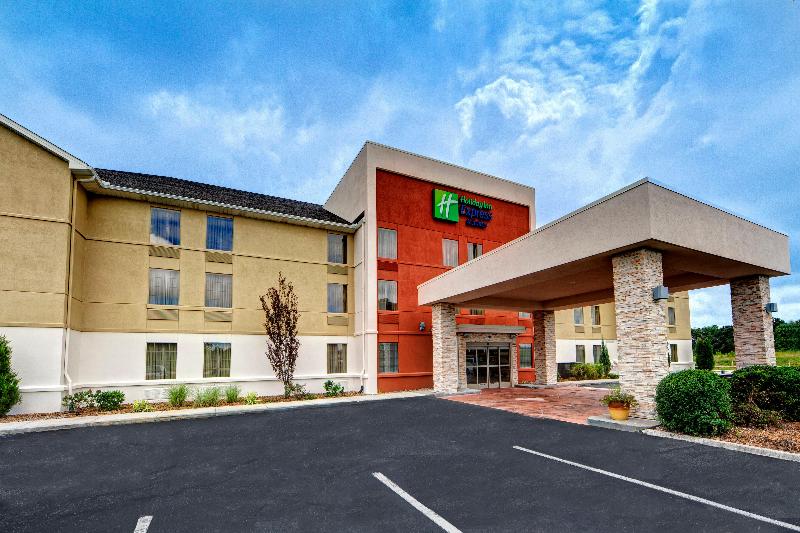 Holiday Inn Express and Suites Crossville