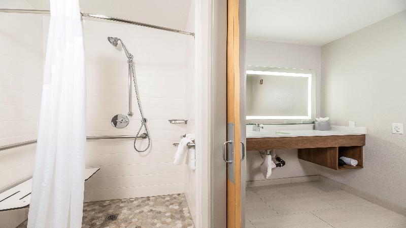 Holiday Inn Express & Sts Fremont Milpitas Centra image