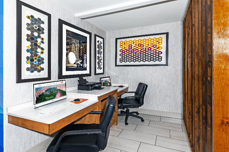 Holiday Inn Express and Suites Lafayette South