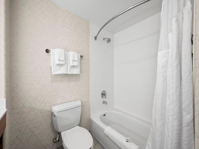 Holiday Inn Express Suites Lincoln-Roseville Area image