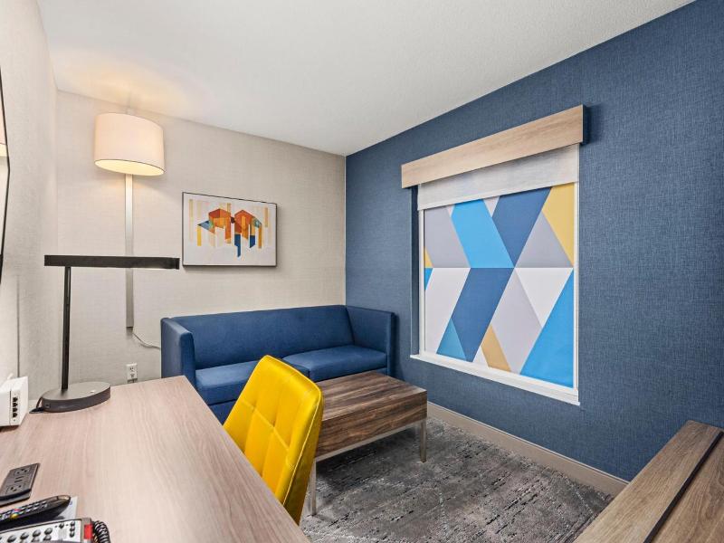 Holiday Inn Express Suites Lincoln-Roseville Area image