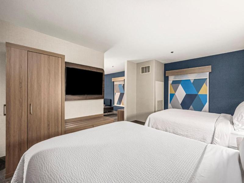 Holiday Inn Express Suites Lincoln-Roseville Area image